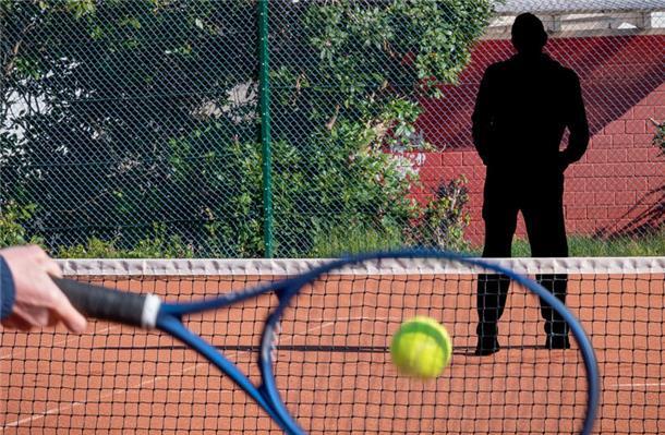 Ein Tennistrainer soll mindestens 14 seiner Schüler sexuell belästigt oder missbraucht haben.