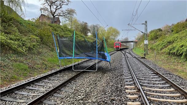 Ein tieffliegendes Trampolin auf den Gleisen der Deutschen Bahn.