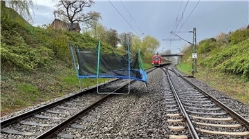 Ein tieffliegendes Trampolin auf den Gleisen der Deutschen Bahn.