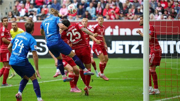 Ein Tor, das nicht galt: Isac Lidberg (Nr. 7) köpft in der 8. Minute das vermeintliche 1:0 für Darmstadt, stand zuvor aber hauchdünn im Abseits. 