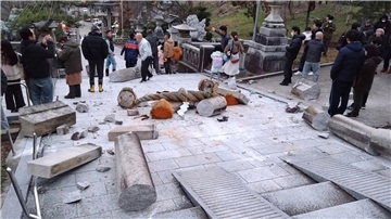 Ein Torii-Tor ist nach einem Erdbeben an einem Schrein in Kanazawa, Präfektur Ishikawa beschädigt.