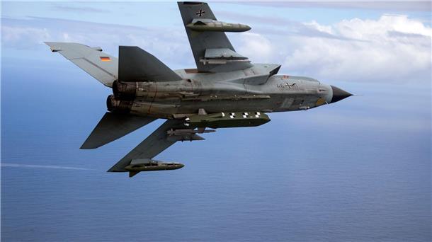 Druck steigt: Rufe nach Taurus für die Ukraine werden lauter Ein Tornado-Kampfjet der Bundeswehr ist mit einem Marschflugkörper Taurus bestückt. Liefert Deutschland die Waffen an die Ukraine?