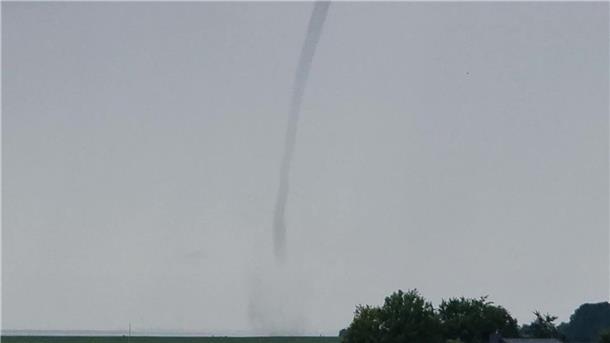 Ein Tornado zieht über die Elbe. Der DWD hat die Echtheit des Wetterphänomens bestätigt.