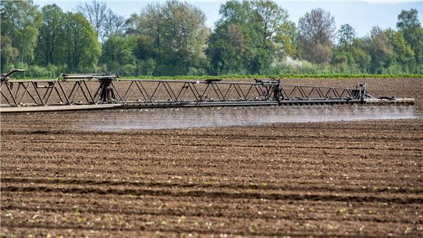 Weiter große Risiken durch Pestizid-Einsatz in Europa Ein Traktor bringt auf einem Acker im bayerischen Straubing Pflanzenschutzmittel aus.