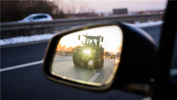 2000 Landwirte demonstrieren: Ampel setzt auf Dialog Ein Traktor spiegelt sich in einem Rückspiegel.