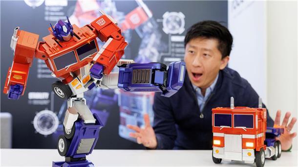 Spielwarenbranche will mit Neuheiten Kauflust schüren Ein Transformers-Roboter „Optimus Prime“ des Unternehmens Robosen in Nürnberg auf der Spielwarenmesse.