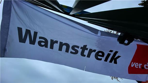 Warnstreik angelaufen: Busse in Göttingen stehen still Ein Transparent bei einem Warnstreik der Gewerkschaft Verdi.