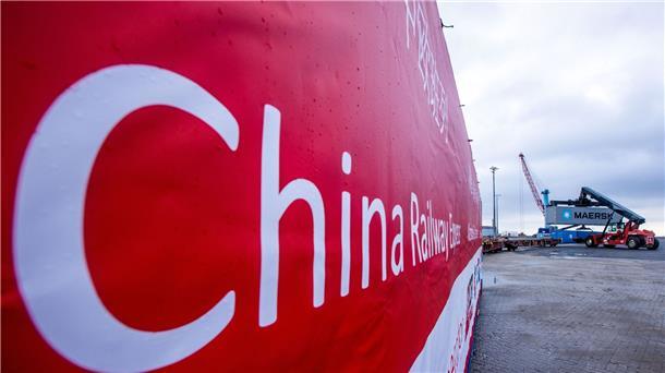 Ein Transparent mit der Aufschrift „China Railway Express“ hängt an einer Lokomotive, die Waggons mit den ersten Containern einer neuen „Seidenstraßen“-Verbindung zwischen China und Deutschland durch den Seehafen von Mukran zieht.