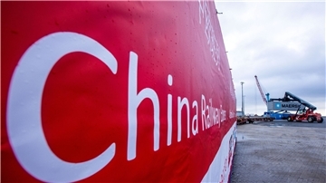 Ein Transparent mit der Aufschrift „China Railway Express“ hängt an einer Lokomotive, die Waggons mit den ersten Containern einer neuen „Seidenstraßen“-Verbindung zwischen China und Deutschland durch den Seehafen von Mukran zieht.