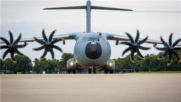 Ein Transportflugzeug brachte die letzten Bundeswehr-Soldaten aus dem westafrikanischen Niger nach Deutschland zurück. 