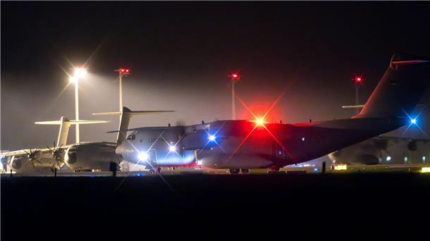 Tausende bei Pro-Putsch-Demos - Bundeswehrflug aus dem Niger Ein Transportflugzeug vom Typ A400M der Luftwaffe landet am Fliegerhorst Wunstorf.