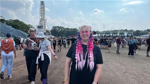 Das sind die schönsten Frisuren auf dem Hurricane 2024 Ein Traum in pink.