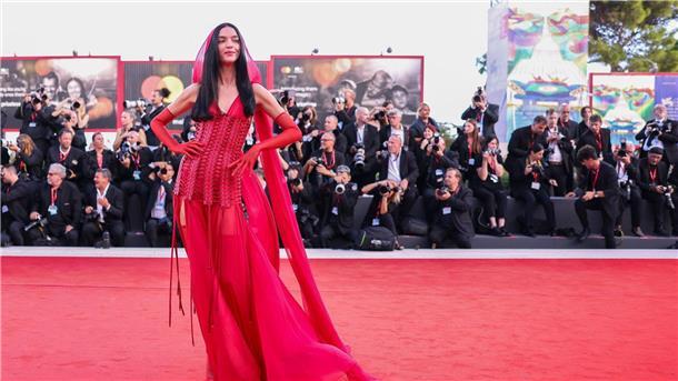 Filmfestspiele Venedig eröffnet Ein Traum in Rot: das italienische Model Mariacarla Boscono.