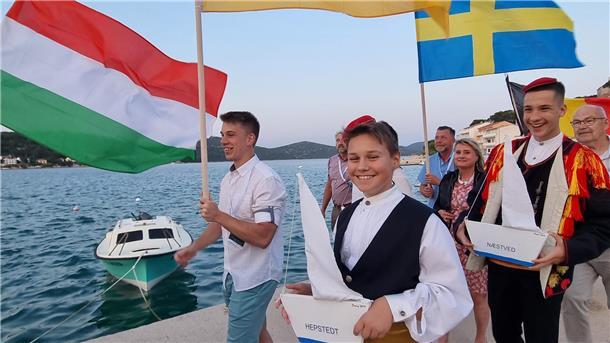 Ein Treffen mit Freunden: Joshua Henning und Marvin Westermann von den Freunden Europas Hepstedt reisten kürzlich nach Tisno in Kroatien.