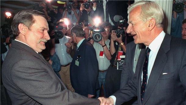 Ein Treffen zwischen dem damaligen Bundespräsident Richard von Weizsäcker (r) und dem polnischen Arbeiterführer Lech Walesa 1990 in Danzig.