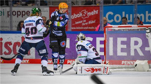 Ein Tor im Eishockey. Der Torwart der Berliner kann dem Puck nur noch hinterhersehen, nachdem Christian Wejse für die Fischtown Pinguins aus Bremerhaven abgezogen hatte.