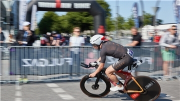 Ein Triathlet ist auf dem Rad unterwegs. (Symbolbild)