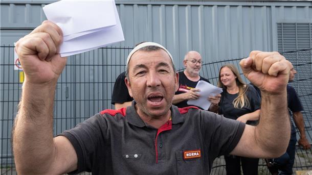 Ein Trucker jubelt auf der Raststätte Gräfenhausen, wo er seit mehr als zwei Monaten mit rund 80 anderen LKW-Fahrern für die Auszahlung seines Lohnes gestreikt hat.
