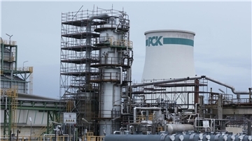 Ein Turm mit einem „PCK“-Logo ist auf dem Gelände der PCK-Raffinerie zu sehen.