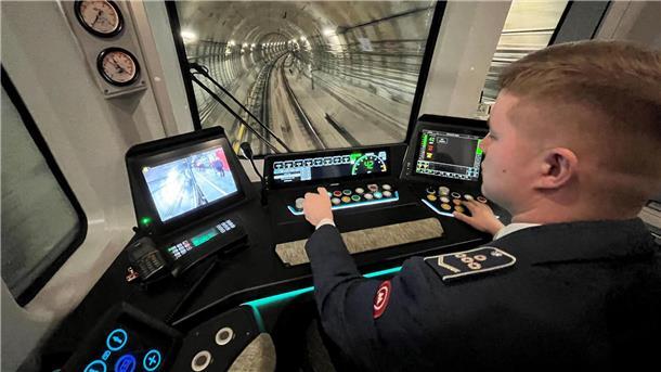 Moskauer Metro wird 90 – Mehr als Stalins Paläste fürs Volk Ein U-Bahn-Fahrer lenkt einen modernen Zug auf der neuen großen Ringlinie der Metro.