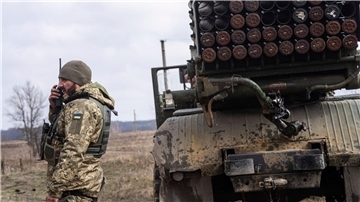 Ein ukrainischer Fallschirmjäger steht nahe der Frontlinie bei Kreminna neben einem Raketenwerfer.