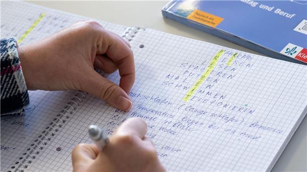 Weiterhin hohe Nachfrage nach Integrationskursen Ein ukrainischer Flüchtlinge nimmt an einem Deutschkurs teil.