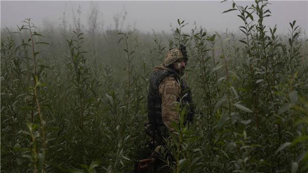 Krieg gegen die Ukraine: So ist die Lage Ein ukrainischer Marinesoldat geht durch ein Gelände an der Frontlinie in der Nähe des Flusses Dnepr.