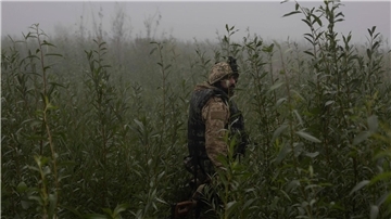 Ein ukrainischer Marinesoldat geht durch ein Gelände an der Frontlinie in der Nähe des Flusses Dnepr.