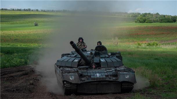 Ein ukrainischer Panzer fährt in der Nähe von Tschassiw Jar.