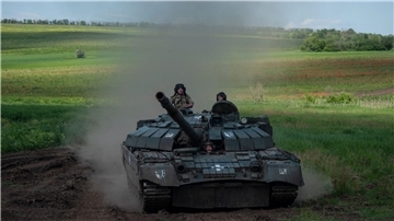 Ein ukrainischer Panzer fährt in der Nähe von Tschassiw Jar.