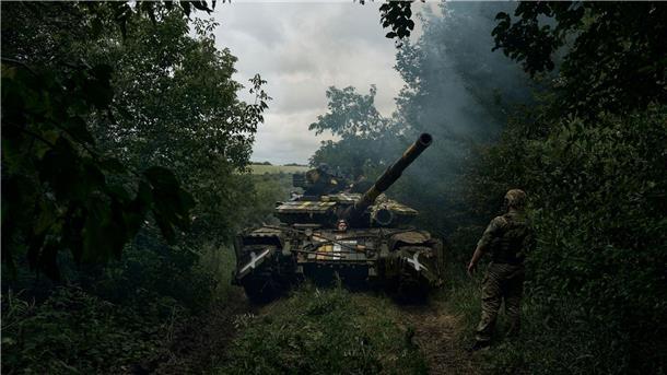 Ein ukrainischer Panzer rückt in Richtung einer Stellung in Bachmut vor. Rund um Bachmut finden immer noch intensive Kämpfe statt.