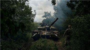 Ein ukrainischer Panzer rückt in Richtung einer Stellung in Bachmut vor. Rund um Bachmut finden immer noch intensive Kämpfe statt.