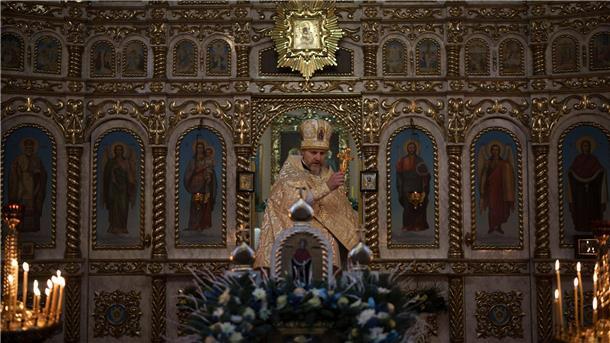 Christen beklagen Repressionen unter Selenskyj Ein ukrainischer Priester während einer Weihnachtsmesse in einer orthodoxen Kirche in Bobrytsia.