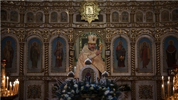 Ein ukrainischer Priester während einer Weihnachtsmesse in einer orthodoxen Kirche in Bobrytsia.