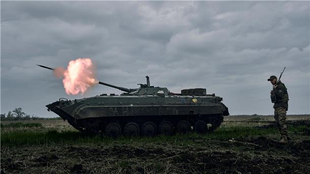 Krieg gegen die Ukraine: So ist die Lage Ein ukrainischer Schützenpanzer feuert auf russische Stellungen in der Region Donezk.
