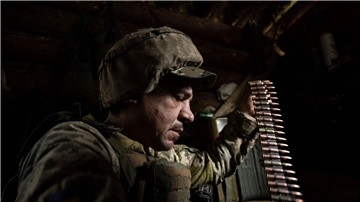 Ein ukrainischer Soldat an der Frontlinie in der Region Donezk.