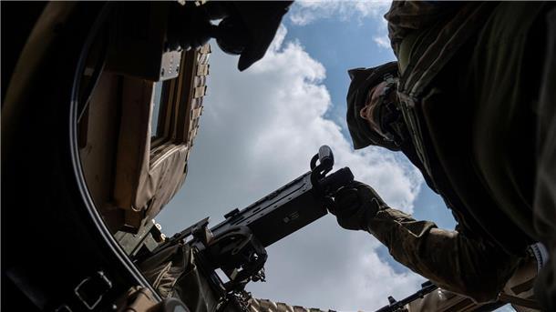 Kiew spricht von planmäßiger Gegenoffensive Ein ukrainischer Soldat an einem Maschinengewehr.