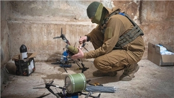 Ein ukrainischer Soldat bereitet Drohnen an der Frontlinie vor.