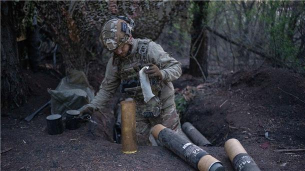 Ein ukrainischer Soldat bereitet Granaten für eine Gebirgshaubitze an der Frontlinie in der Region Donezk vor.