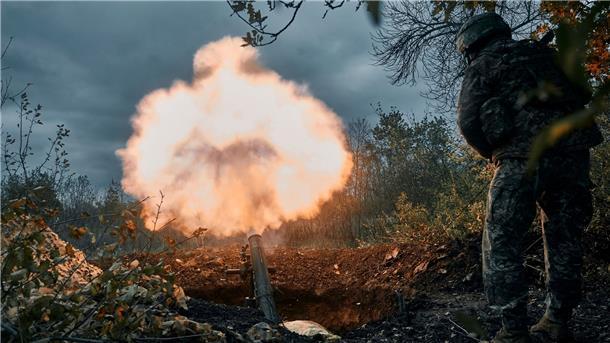 Krieg gegen die Ukraine: So ist die Lage Ein ukrainischer Soldat beschießt nach ukrainischen Angaben russische Stellungen mit einem Granatwerfer.