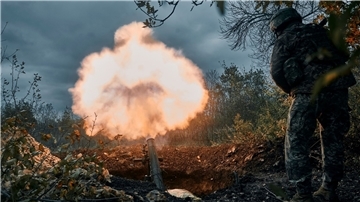 Ein ukrainischer Soldat beschießt nach ukrainischen Angaben russische Stellungen mit einem Granatwerfer.