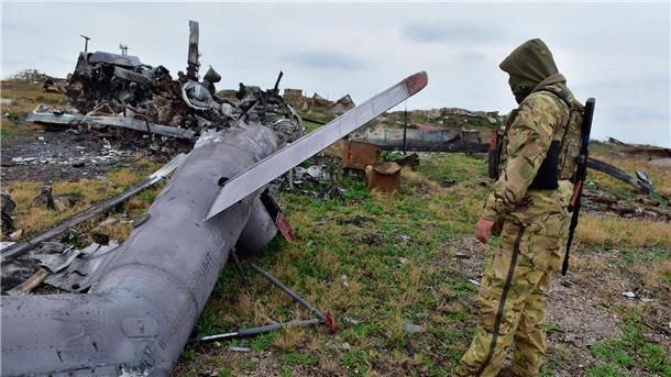 Krieg gegen die Ukraine: So ist die Lage Ein ukrainischer Soldat betrachtet auf der Schlangeninsel im Schwarzen Meer ein zerstörtes russisches Militärflugzeug.
