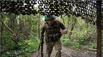 Ein ukrainischer Soldat der 28. Brigade an der Frontlinie in Awdijiwka in der Region Donezk.