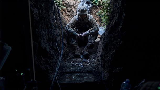 Krieg gegen die Ukraine: So ist die Lage Ein ukrainischer Soldat der 3. Separatistenbrigade ruht sich nahe der Front bei Bachmut aus.
