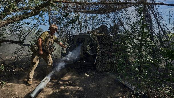 Krieg gegen die Ukraine: So ist die Lage Ein ukrainischer Soldat der 31. Brigade feuert eine D-30-Kanone auf russische Stellungen an der Frontlinie.