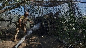 Ein ukrainischer Soldat der 31. Brigade feuert eine D-30-Kanone auf russische Stellungen an der Frontlinie.