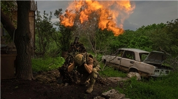 Ein ukrainischer Soldat feuert am 28.05.2023 an der Frontlinie nahe Bachmut einen Granatenwerfer auf russische Stellungen.