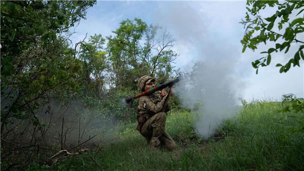 Ein ukrainischer Soldat feuert auf russische Stellungen an der Frontlinie in der Region Donezk.
