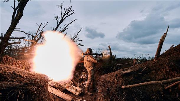 Ein ukrainischer Soldat feuert eine Panzerfaust auf russische Stellungen an der Frontlinie in der Nähe von Awdijiwka in der Region Donezk ab.