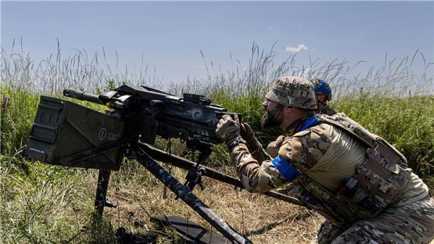 Krieg gegen die Ukraine: So ist die Lage Ein ukrainischer Soldat feuert einen MK19-Granatwerfer in Richtung russischer Stellungen an der Frontlinie in der Nähe von Bachmut.